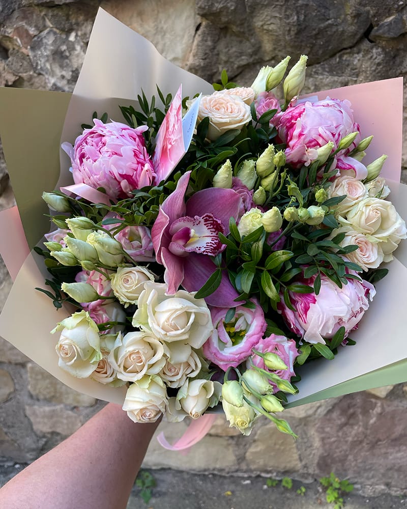 Pušķis peonijas, rozes, lizantes