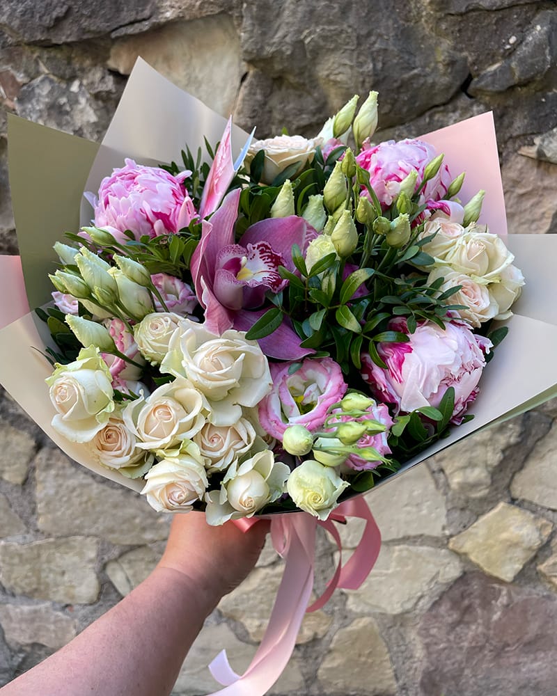 Pušķis peonijas, rozes, lizantes