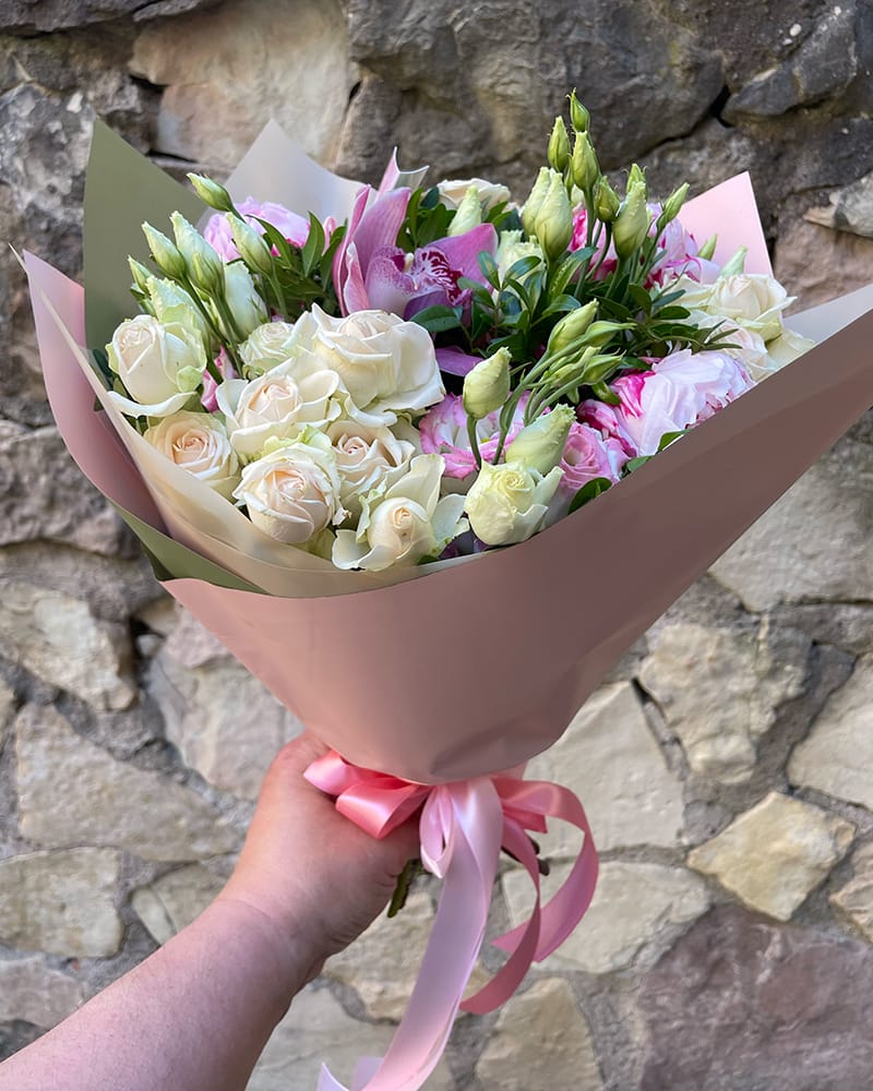 Pušķis peonijas, rozes, lizantes