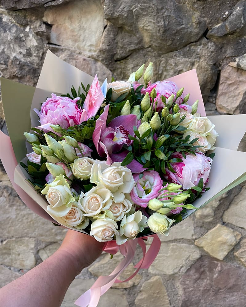 Pušķis peonijas, rozes, lizantes