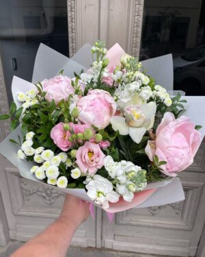 Peoniju un vasaras ziedu pušķis