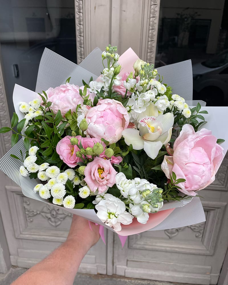 Peoniju un vasaras ziedu pušķis