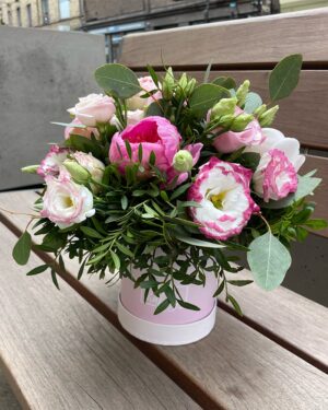 peoniju ziedu kastīte