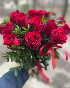 Sarkanas rozes ar zaļumiem