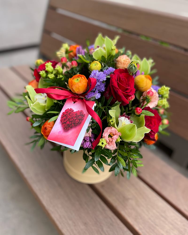 Ziedu kastīte košās krāsās