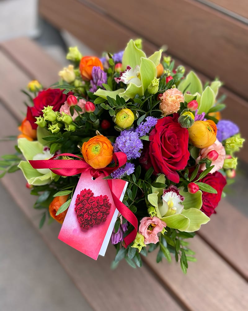 Ziedu kastīte košās krāsās