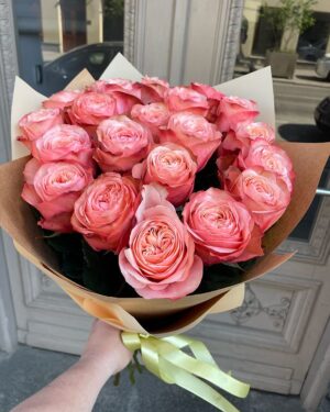 Persiku krāsas rožu pušķis