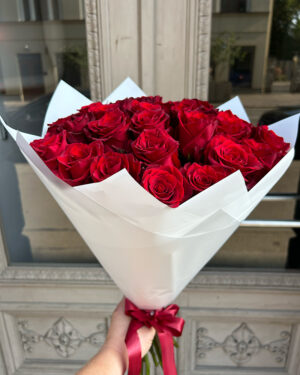 Sarkanas rozes baltā iepakojumā